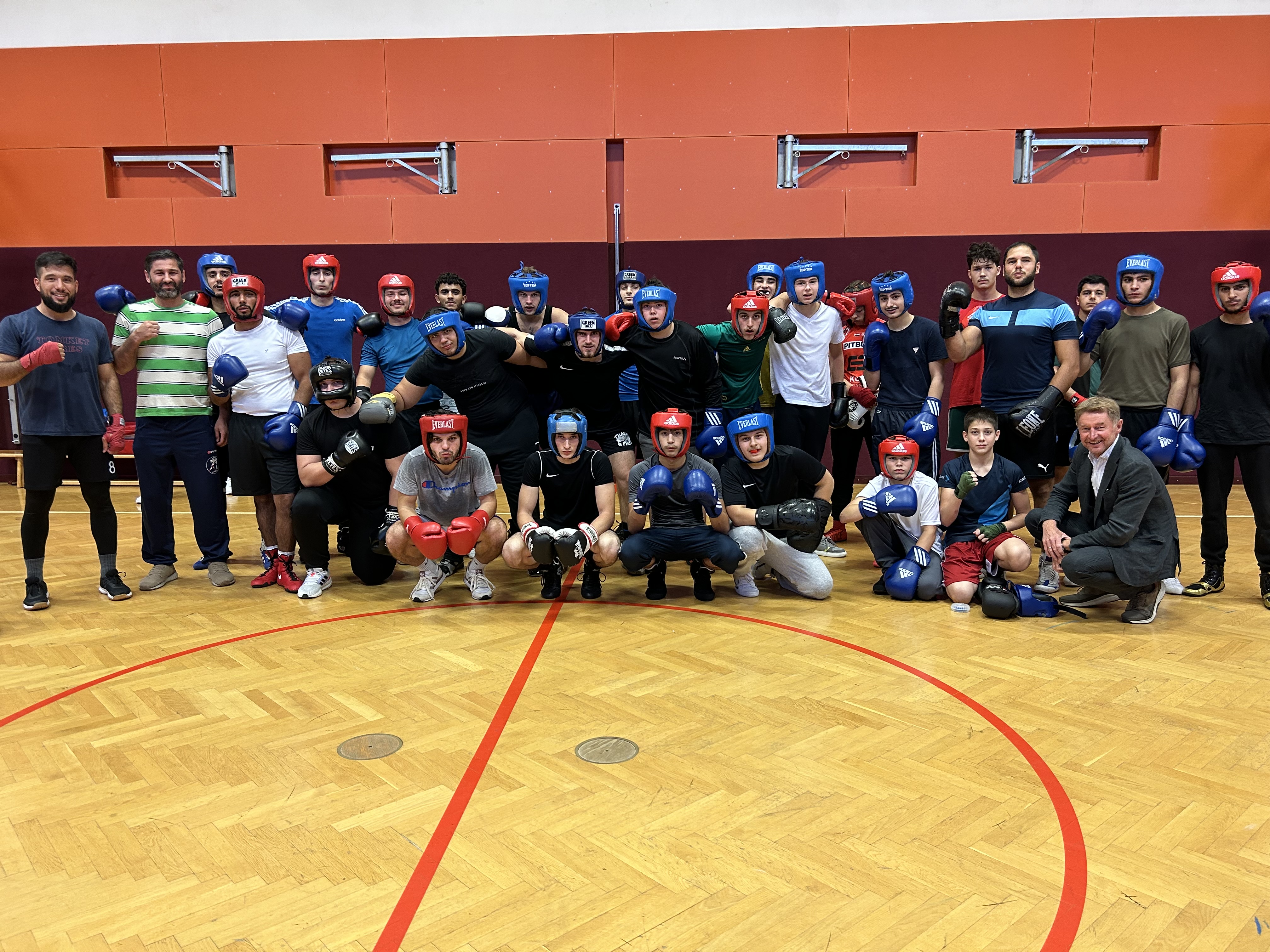 Mannschaft des ASKÖ BoxClub Wels in der Trainingshalle